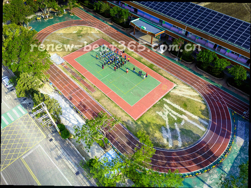 简化四川地域轮廓描边线，叠加坐标刻度与网格