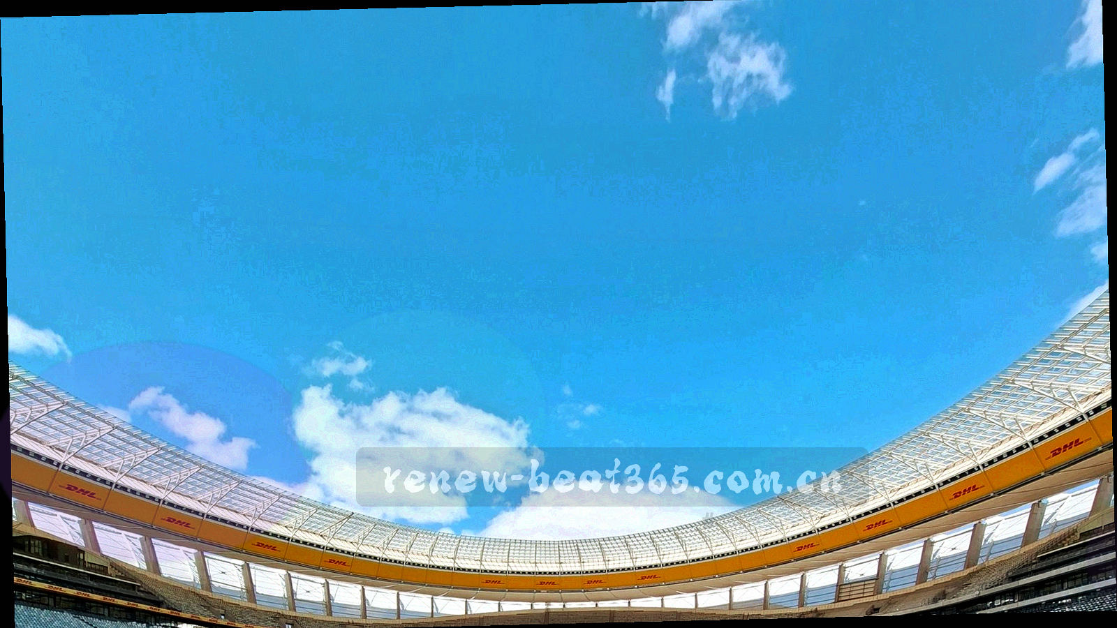 深色控制台界面局部，电光青状态灯与橙色提示标签组成的运行面板